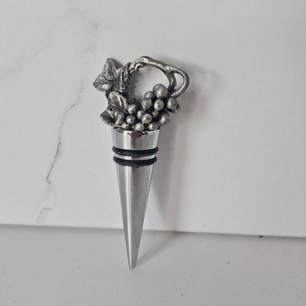 Pewter Silver Tone Metal Wine Bottle Stopper with Grape‎ Cluster Decorative Top